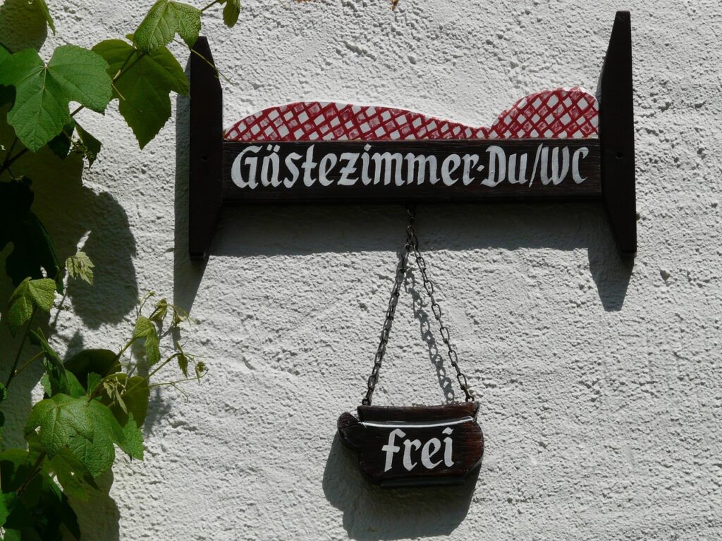 九州のペットと一緒に泊まれる宿で露天風呂付き客室と部屋食が楽しめる場所は？